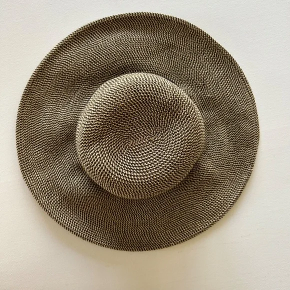 Solar Escape UPF 50+ Sun Protection Hat Adjustable Size - Picture 6 of 6